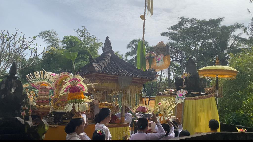 Karya Piodalan Mebangkit I di Pura Tedung Sari Kantor Desa Petang